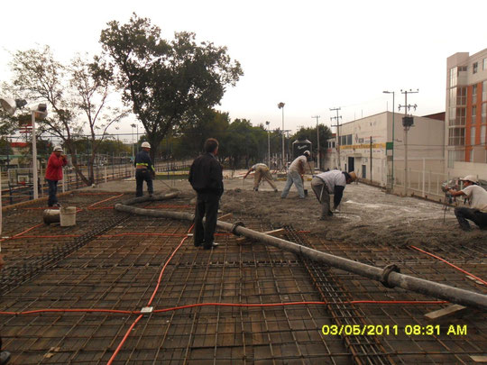 EL ARQ. TORRES BARRIGA SUPERVISANDO EL COLADO