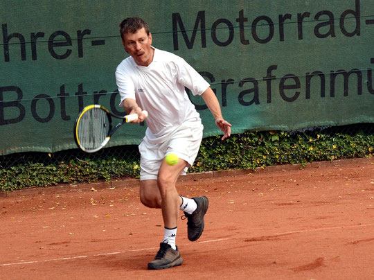 Raimund Behler ließ dem fünf Leistungsklassen höher positionierten Hans-Georg Göddertz beim 6:0, 6:2 keine Chance.