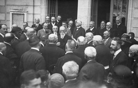 Les personnalités devant la mairie