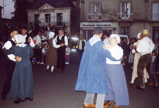 Les Danseux du Nais sur la place Jehan d'Alluye, en 2002