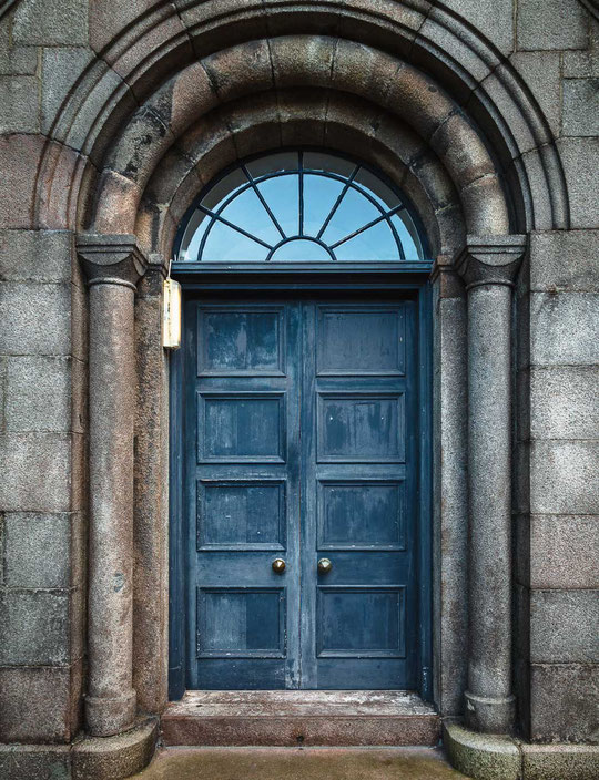 Blaue Tür in Aberdeen in Schottland