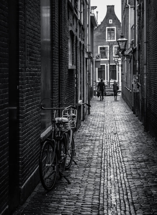 Street Szene in Leiden in den Niederlanden in schwarz-weiß