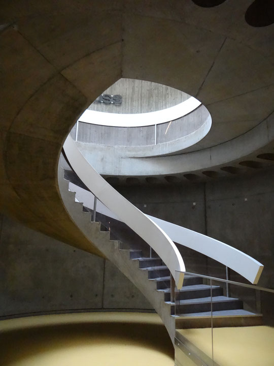 l'escalier pour accéder à la riche collection du musée