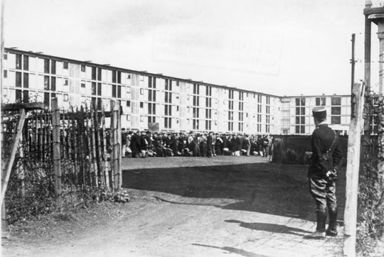 Drancy, camp gardé par des policiers français