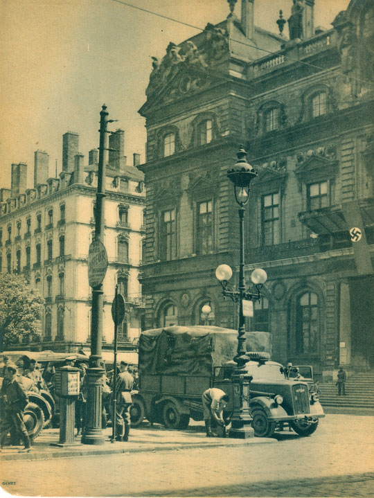 Croix gammée au balcon de l'Hôtel de ville, Lyon juin 1940, photo André Gamet