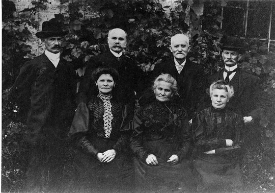 Ensemble, Ève Elise, Emélie, Adèle et derrière au milieu Henri Paul et Isaac Kahn. 