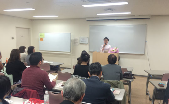 講演者側が演台に花を用意してくださるという心遣い。