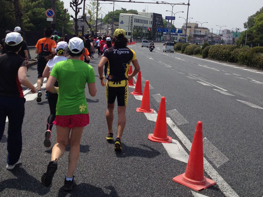 阪神タイガースの選手(嘘)も走ってました。このかた、ペースが自分にあってて、おまけにぼくもタイガースファンなので、途中まで勝手にペースメーカーにさせていただいてました。 後半、追い越して、置いていったんですが、この日阪神が逆転負けしたのを暗示してたみたいです。ごめんなさい。