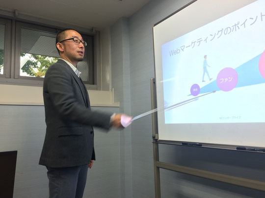 facebookを使ったWebプロモーション担当の尾山さん。自社での実践事例をお持ちです。