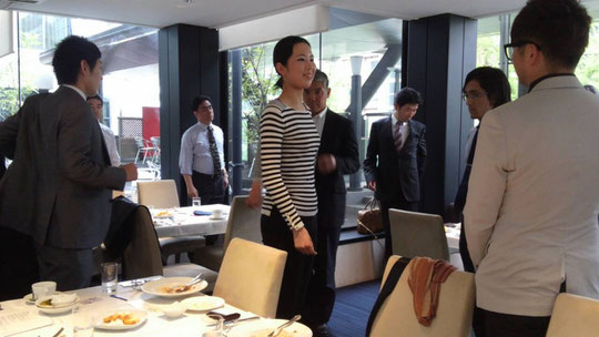 前田友梨さんのセミナー。姿勢が正しいと、女性はより美しく、男性はよりカッコ良く見えますね!