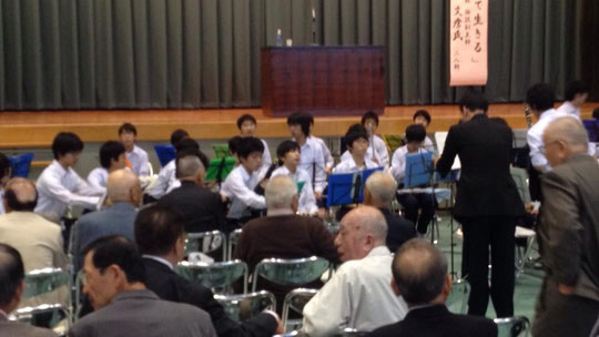 指揮者 武部先生と 演奏する部員たち。