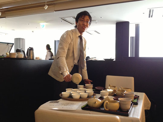 急須の中に残ったお茶は、急須を振って、完全に振り落としてくださいね!と教えていただきました。