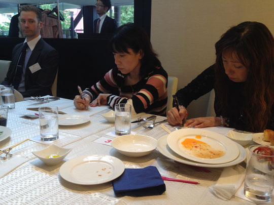 真剣にメモをとる姿も。長谷川孝史さんの話は、子を持つ親にとって心に響く話になったようです。