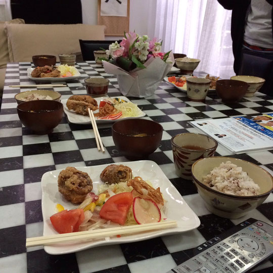 今日は唐揚げパーティー。これ、ただの唐揚げじゃありません。いくらでも食べられる唐揚げでした。