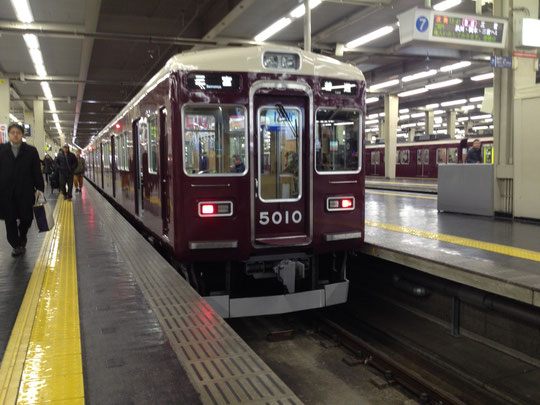 園田から梅田まで戻るときに乗っていた車両。阪急5000系(5010F)真ん中の扉、なんでこんな窓の大きいのを取り付ける改造にしたんだろ。バランス悪い・・・。