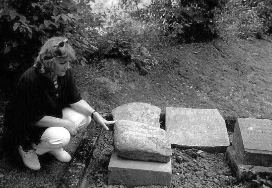 Ute Siegeler auf dem jüdischen Friedhof in Arholzen (2003) mit dem neu gefertigten Gedenkstein (2003) ihres Urgroßvaters Moses Rothenberg (1840-1912) (Foto: Sascha Siegeler)