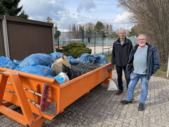 Das hat sich doch gelohnt, oder?!   Ortsbürgermeister Stuke und Vorsitzender Kauer werfen einen Blick in den gefüllten Container