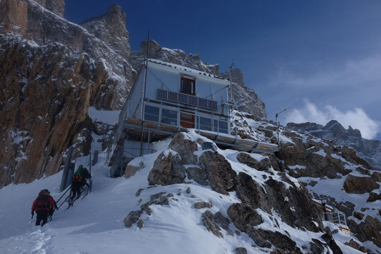 Jeudi : et l'on retrouve "notre" refuge, que la Meije a (bien) gardé tout l'hiver...