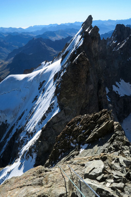 "La Chevauchée Fantastique"... Premier rappel depuis le sommet du Grand Pic de la Meije, vers la Brèche Zsigmondy. Merci Patrick JeanDidier pour la photo prise le 23 août.