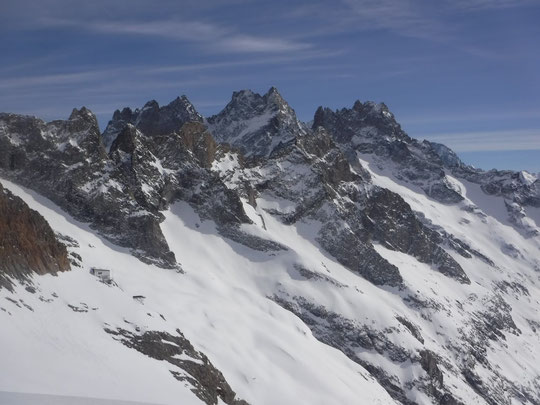 C'était avant hier mardi, le refuge est toujours là... et la neige nous attend ! Merci Emmanuel Crépeau pour la photo.