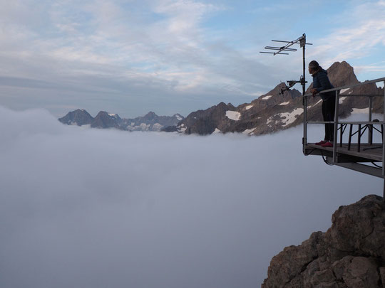 Le réveil des randonneurs ce matin au Promontoire.  Au-dessus des nuages, la sérénité quelque part au-delà du monde... 