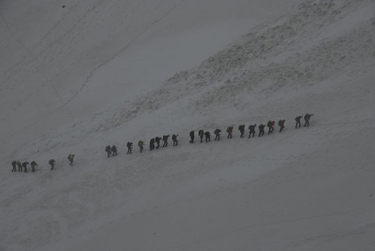 Les 32 lycéens du lycée Pierre Beghin de Moirans arrivent au Promontoire...sous la pluie.