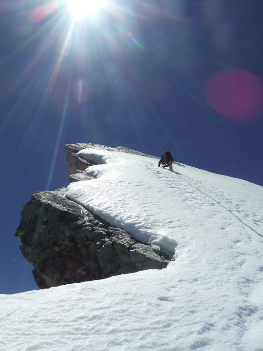 "La descente du ciel" par Killy et Anouk sur la 4ème dent des Arêtes de la Meije. Merci à eux !