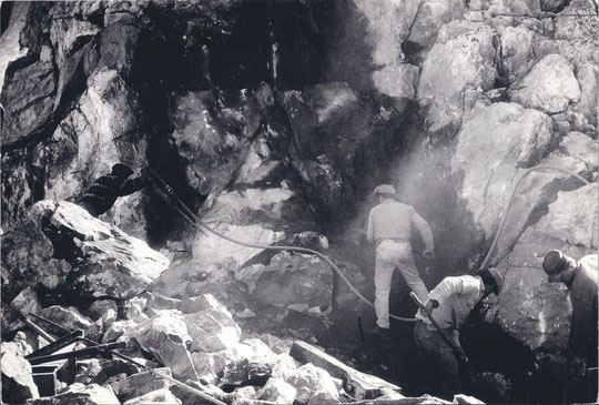 Travail de mineur à 3100 m pour le terrassement du refuge.