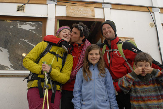 Max et Mathieu accompagnés de Maëlle et de nos deux enfants hier matin avant leur retour à la Bérarde et après avoir répété "la directissime des potes" (voir dimanche 1er).