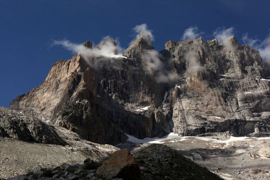 L'impressionnante face sud de la Meije et le refuge sur l'arête du Promontoire.