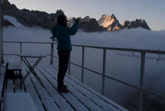 Juste après le départ des cordées, entre nuit et jour par moins 5°, la gardienne sort son appareil photo pour tenter de capter l'ambiance... Photo ce matin bien tôt !