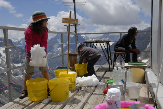 L'eau est un de nos gros problèmes... Sur la photo, au début de l'été, nos enfants mis à contribution pour "faire" de l'eau...!