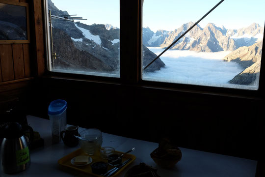 Petit déjeuner loin au dessus des nuages... c'était ce matin !