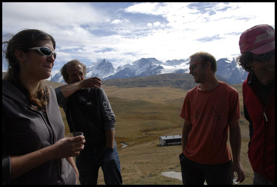 Devant la Meije et le Rateau : Marie (la Pra), Frédi (le Promontoire), Guillaume (Temple-Ecrins) et Riton (la Pillatte).