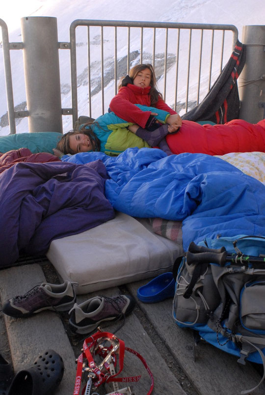 Première nuit au refuge pour Valentine, la copine de nos enfants. Ce fût dehors sur la terrasse avec un petit moins 1° et un réveil un peu agité...