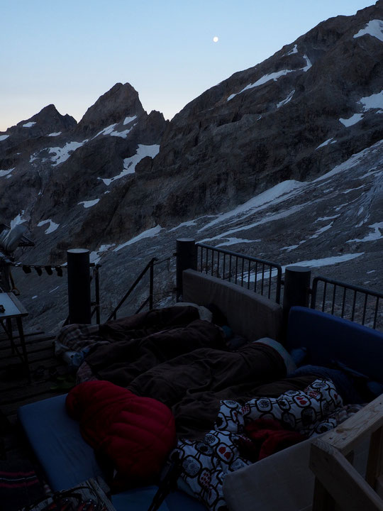 Au lever du jour à 3100m, la lune veille encore sur le sommeil des enfants....