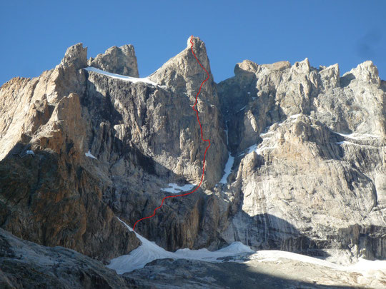 La face Sud  du Grand Pic de la Meije et le refuge sur l'arête du Promontoire.