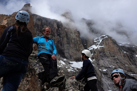 Petite sortie hier avec les enfants pour aller observer la face Sud de la Meije et ses grandes voies d'alpinisme. Même quand on vit juste à coté, ces dimensions (près d'un kilomètre de hauteur et deux kilomètres de largeur), ç'est un peu impressionnant !