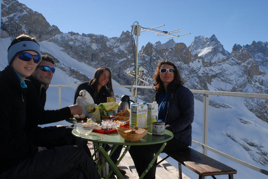 Après le petit déjeuner, nous irons faire un tour à skis vers la brèche et dans le Vallon...