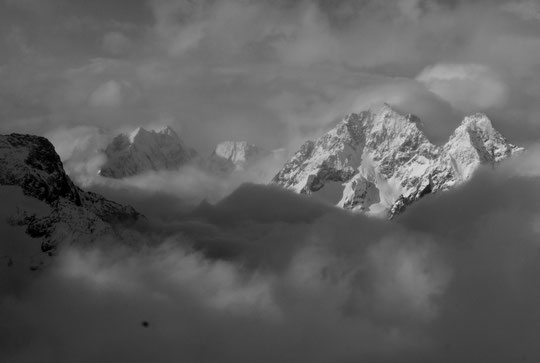 A 8h30 ce matin, le soleil perce entre les nuages sur le Pic de Says, le col du Chardon, les sommets enneigés de l'Encoula et de la grande Aiguille de la Bérarde.