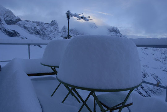 Ambiance, ambiance à 6h30 ce matin avec 35 cm tombés dans la nuit, 40 cm sur le glacier en 24h.