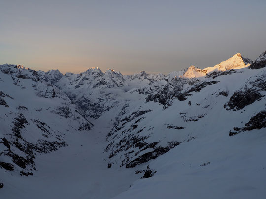 Les skieurs de rando viennent de quitter le refuge pour le Tour de la Meije... les premiers rayons de soleil illuminent les pointes des sommets de l'Oisans. Bonne journée d'altitude à tous ! Photo prise depuis la terrasse du Promontoir;e