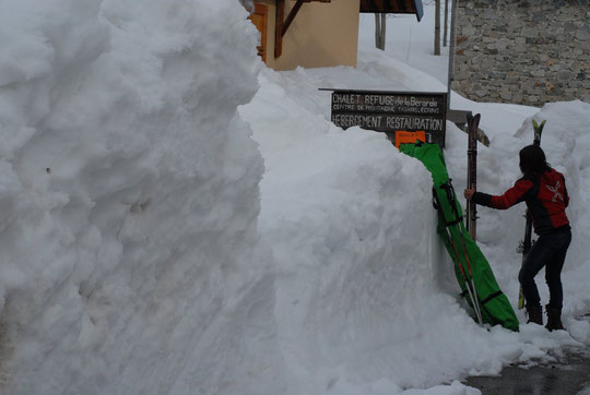 La Bérade avec "un peu" de neige ce lundi (le centre Alpin est ouvert comme indiqué...!)