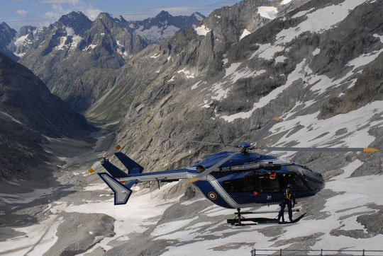 Les secours de Briançon en exercice, ce matin, en approche de la DZ du Promontoire.