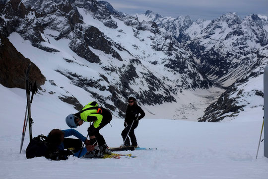 En montant vers la Brèche de la Meije,  avec un petit problème technique...