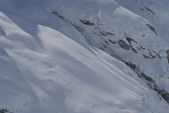 Pourtant il y a eu de super belles éclaircies en avril... agrandissez la photo vous apercevrez le skieur qui fait la trace vers le col des Chamois. C'était dimanche dernier (Eric tu te reconnaitras sans doute).