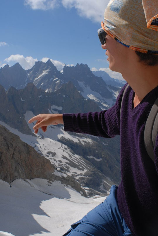 Sa première sortie en haute montagne : hier midi, Camille accompagné par Tim, mon fils de 18 ans, est monté à la brèche de la Meije à 3365m. "En bas", le Promontoire, au fond, dans le nuage et derrière la Grande Ruine, la Barre des Ecrins.