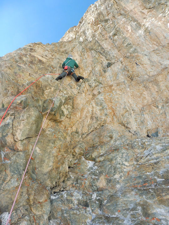 Hier après midi vers 3700m en face Sud du Grand Pic de la Meije. Longueur en 7a dans la partie supérieure de "Mitchka". Superbe  ambiance ! Photo Emmanuel Le folgoc. Merci.