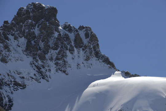 La montée vers le col du Pavé longe toute la face Sud de la Meije.