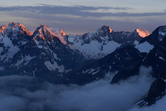 Depuis la terrasse du refuge hier soir, l'ultime rayon de soleil sur la cime de l'Encoula, la Grande Aiguille de la Bérarde, la tête de l'Etret, la tête des Fétoules et au fond, les Rouies.